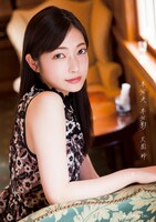 大園玲「櫻坂46 大園玲 1st写真集 半分光、半分影」楽天ブックス限定版表紙（撮影：Takeo Dec.）