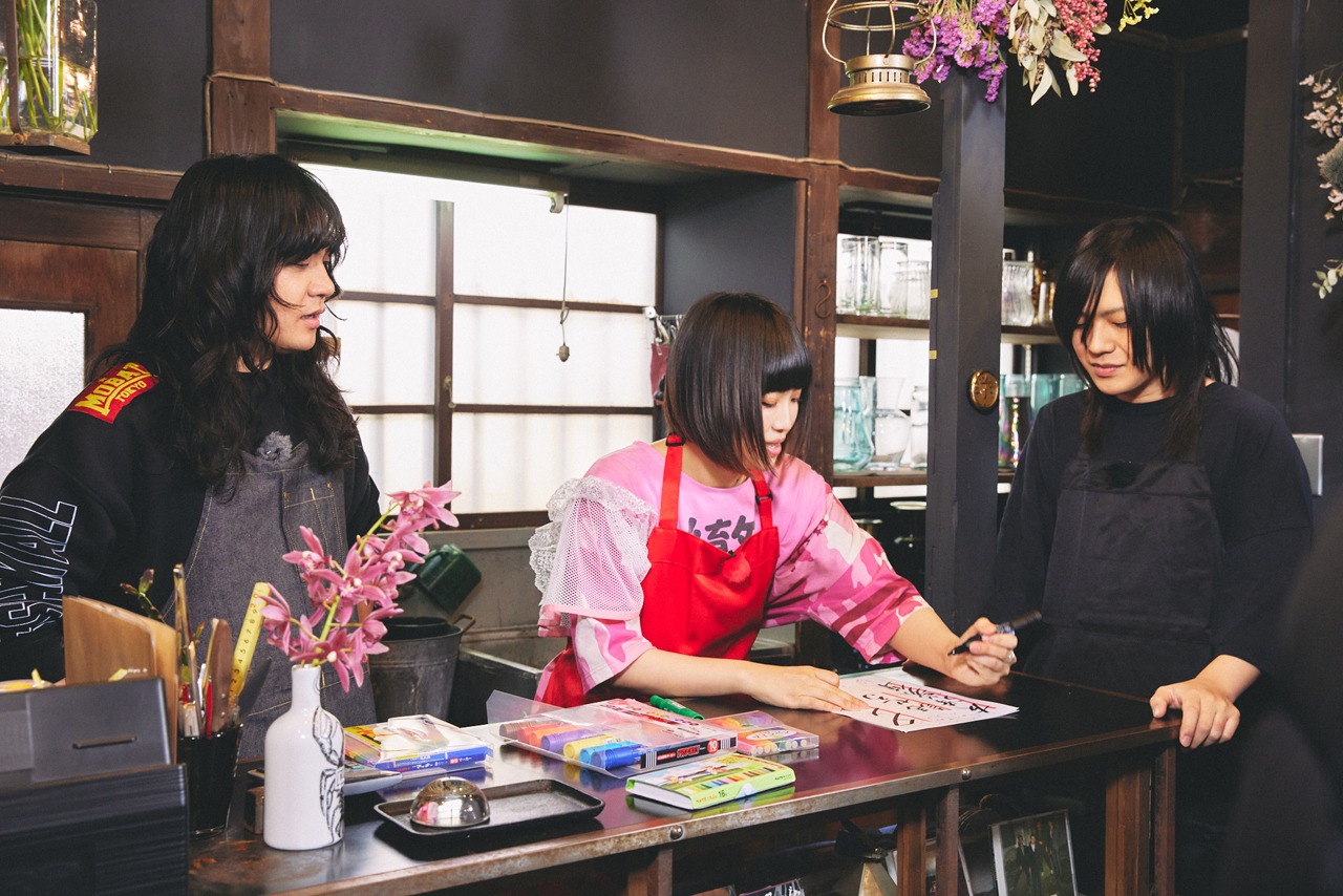 「ヤバイTシャツ屋さん『Tank-top Flower for Friends』SPECIAL」より、花屋になったヤバイTシャツ屋さん。（Photo by KAYO SEKIGUCHI）