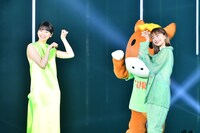 左から長澤まさみ、見上愛。