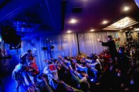 くぴぽによるライブの様子。