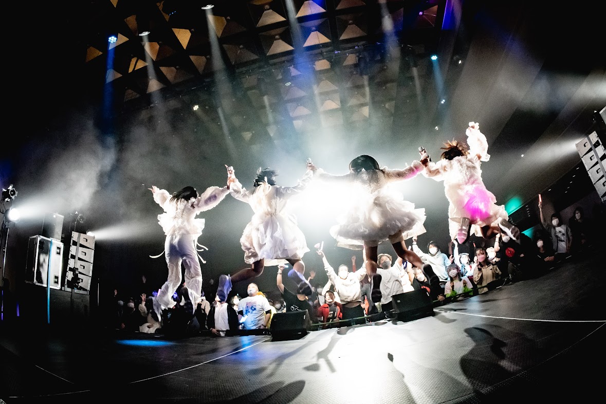 fishbowlによるライブの様子。