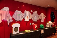 「ホ。フェス'23」の展示コーナー。手前は小清水美里（きのホ。）によるダンボール作品。