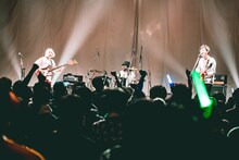 ハンサムケンヤによるライブの様子。