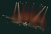 奇妙礼太郎によるライブの様子。