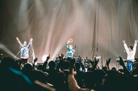 YeYeによるライブの様子。