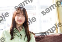 大園玲「櫻坂46 大園玲 1st写真集 半分光、半分影」文教堂書店限定特典ポストカード（撮影：Takeo Dec.）
