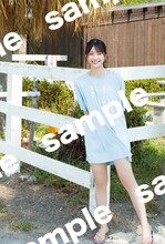 大園玲「櫻坂46 大園玲 1st写真集 半分光、半分影」紀伊國屋書店限定特典ポストカード（撮影：Takeo Dec.）