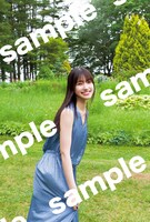 大園玲「櫻坂46 大園玲 1st写真集 半分光、半分影」くまざわ書店限定特典ポストカード（撮影：Takeo Dec.）