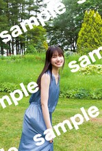 大園玲「櫻坂46 大園玲 1st写真集 半分光、半分影」くまざわ書店限定特典ポストカード（撮影：Takeo Dec.）