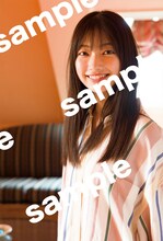 大園玲「櫻坂46 大園玲 1st写真集 半分光、半分影」未来屋書店限定特典ポストカード（撮影：Takeo Dec.）