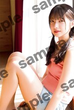 大園玲「櫻坂46 大園玲 1st写真集 半分光、半分影」タワーレコード限定特典ポストカード（撮影：Takeo Dec.）