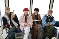 ロープウェイで俳句を詠むアロハチームの4人。