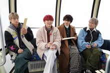 ロープウェイで俳句を詠むアロハチームの4人。