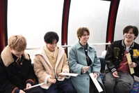 ロープウェイで俳句を詠むカイチームの4人。