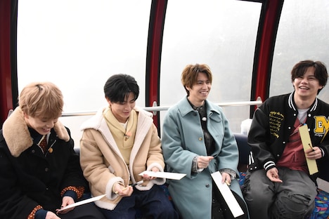 ロープウェイで俳句を詠むカイチームの4人。