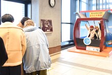 ユーキとアロハを撮影する超特急メンバー。