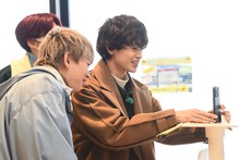 ユーキとアロハを撮影する（左から）シューヤ、タクヤ。