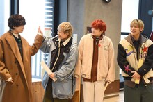 俳句を発表するアロハチームの4人。