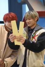 俳句を選ぶユーキとアロハ。