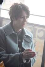 黒たまごで暖を取るタカシ。