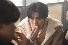 黒たまごを食べるハル。