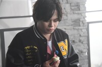 黒たまごを食べるカイ。