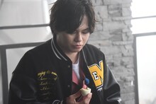 黒たまごを食べるカイ。