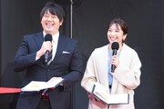 「映画 ネメシス 黄金螺旋の謎」レッドカーペットイベントの司会を務める日本テレビアナウンサーの安村直樹（左）、笹崎里菜（右）。