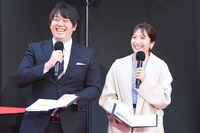 「映画 ネメシス 黄金螺旋の謎」レッドカーペットイベントの司会を務める日本テレビアナウンサーの安村直樹（左）、笹崎里菜（右）。