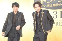 左から奥平大兼、上田竜也（KAT-TUN）。