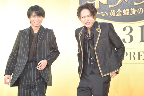 左から奥平大兼、上田竜也（KAT-TUN）。