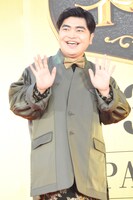 手を振る加藤諒。