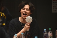 VTRを観て盛り上がるカイ。