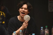 VTRを観て盛り上がるカイ。