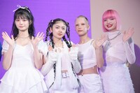 「αU（アルファーユー）」とコラボレーションするbala。