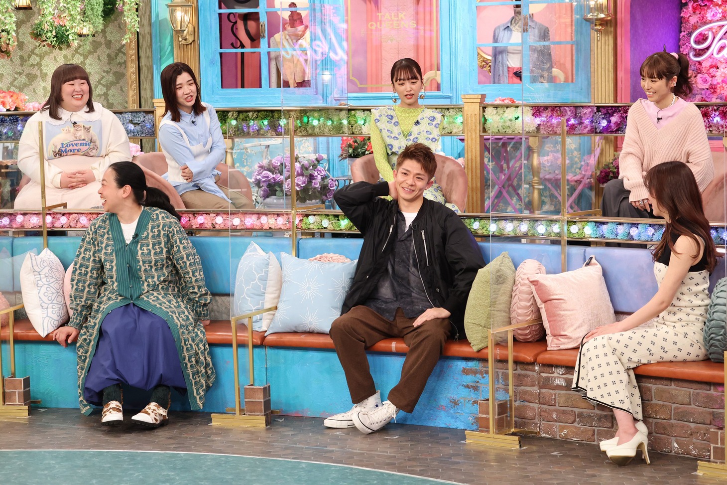 岸優太（King & Prince）とトークィーンズ。(c)フジテレビ