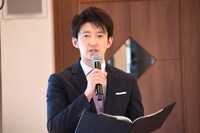 司会を務めたTBSアナウンサーの杉山真也。