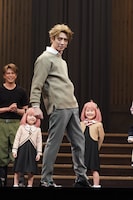 ロイドの普段着姿で登場した鈴木拡樹。