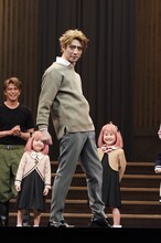 ロイドの普段着姿で登場した鈴木拡樹。