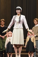 ヨルがイーデン校での三者面接に向かう場面の衣装で登場した佐々木美玲。