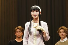 ヨルの衣装に付けられた“いばら姫”のトレードマークを用いたボタンを指す佐々木美玲。