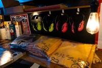 ドリンクカウンターではオリジナルグッズを販売。子供用に防音イヤーマフの貸し出しも。