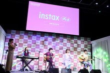 左から広瀬すず、緑黄色社会。