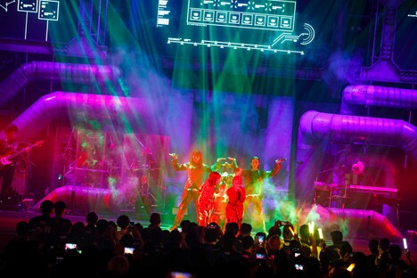 BiSH「PUNK SWiNDLE TOUR」神奈川県民ホール公演の様子。（Photo by sotobayashi kenta）