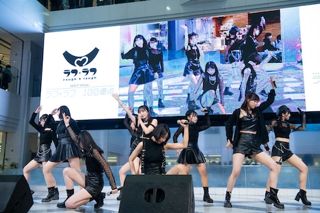 「100億点」を披露するラフ×ラフ。