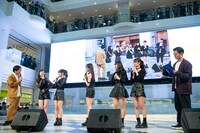 トークを進行する東京ホテイソン（両端）。