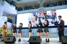 トークを進行する東京ホテイソン（両端）。