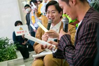 観客としてライブを楽しむ東京ホテイソン。