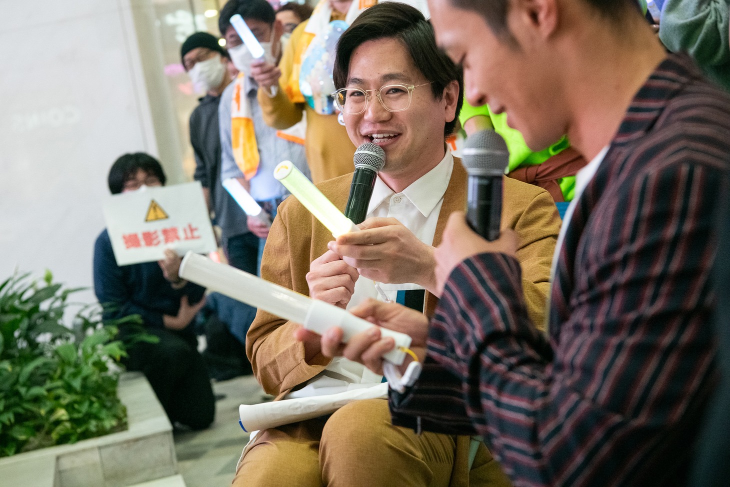 観客としてライブを楽しむ東京ホテイソン。