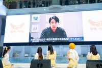 画面越しにラフ×ラフへのエールを送る佐久間宣行。